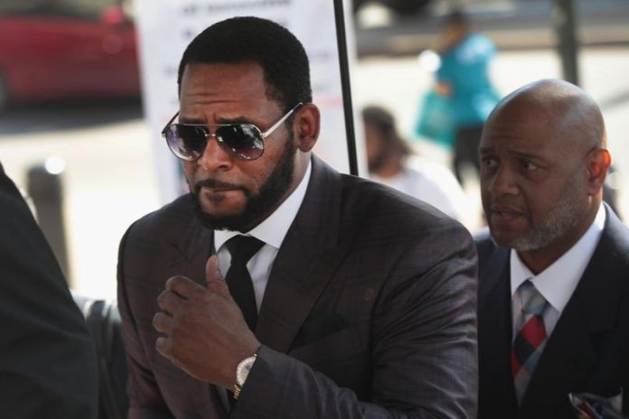 Dictaron condena al cantante R. Kelly, por abuso y tráfico sexual