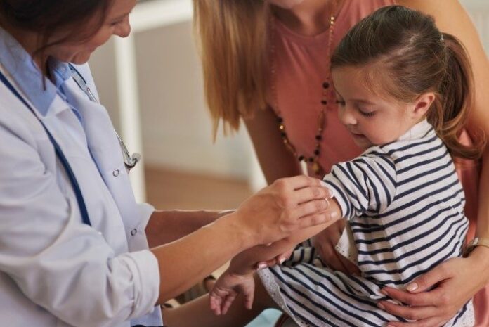 En junio podrían iniciar las vacunas a menores de seis años