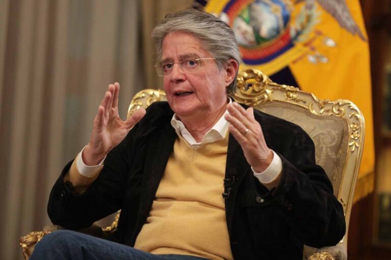 Presidente de Ecuador baja los precios de la gasolina