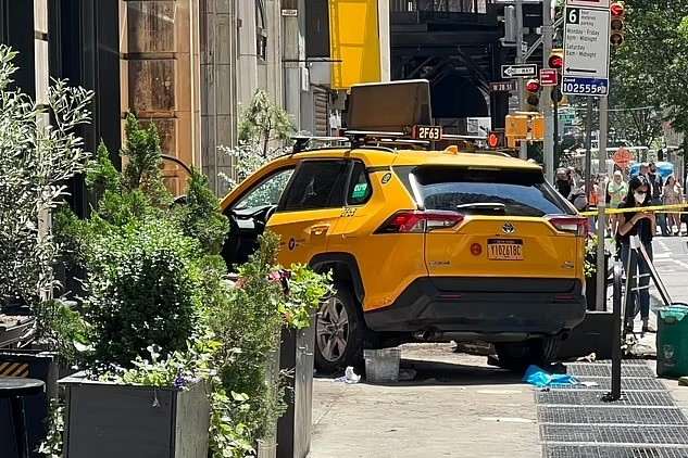 Taxista arrolló peatones y comensales en Nueva York