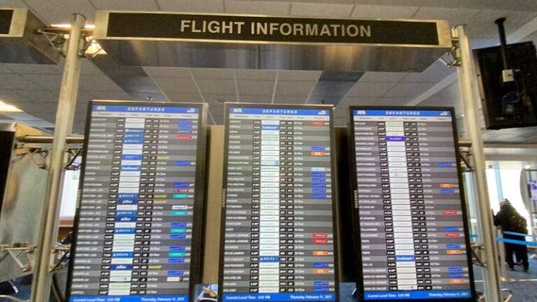 Cientos de cancelaciones y retrasos de vuelos en Charlotte