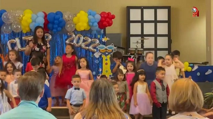 ¡Felicitaciones! Niños se gradúan en escuela bilingüe