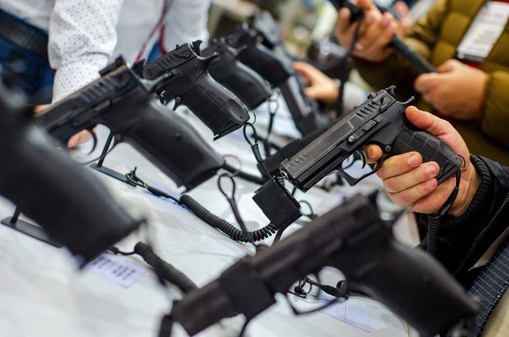 Sheriff resuelve en $ 7 demanda por permisos de armas