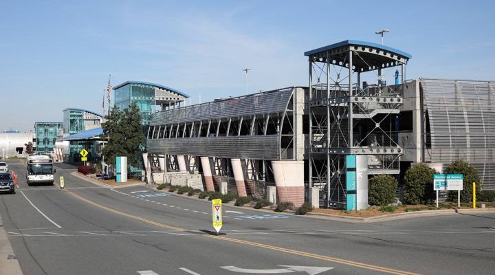¿Viajas este fin de semana? Reserva el parking en el aeropuerto