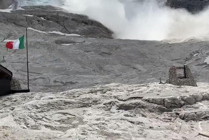 Avalancha por desprendimiento de glaciar al norte de Italia