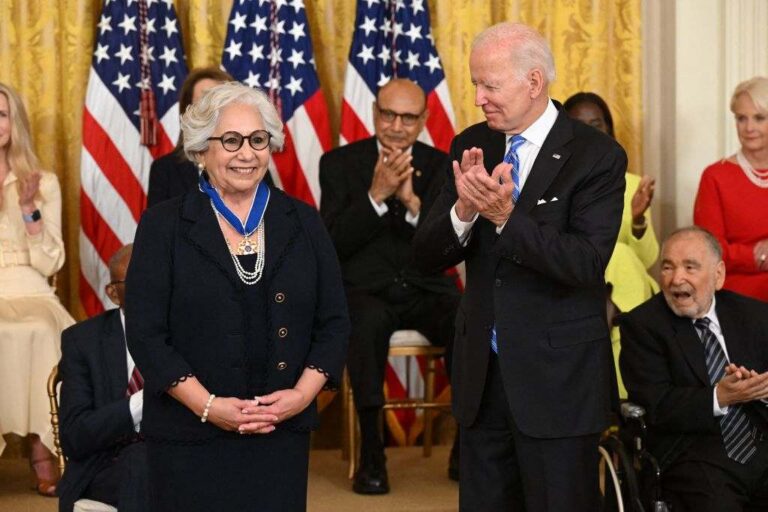 Dos hispanos recibieron la «Medalla de la Libertad» en The White House
