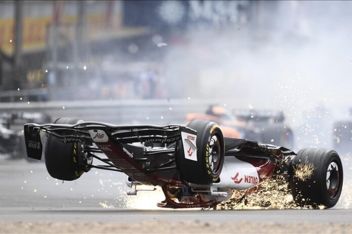F1 Aparatoso accidente del piloto chino Zhou Guanyu