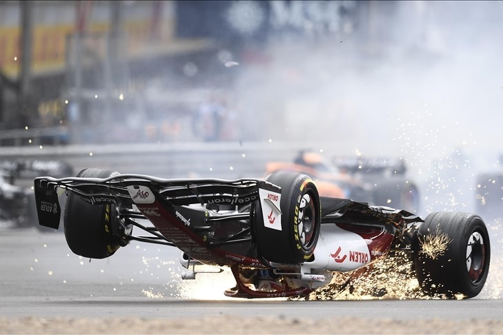 F1: Aparatoso accidente del piloto chino Zhou Guanyu