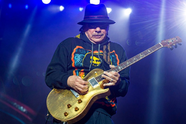 Guitarrista Carlos Santana se desplomó en pleno concierto