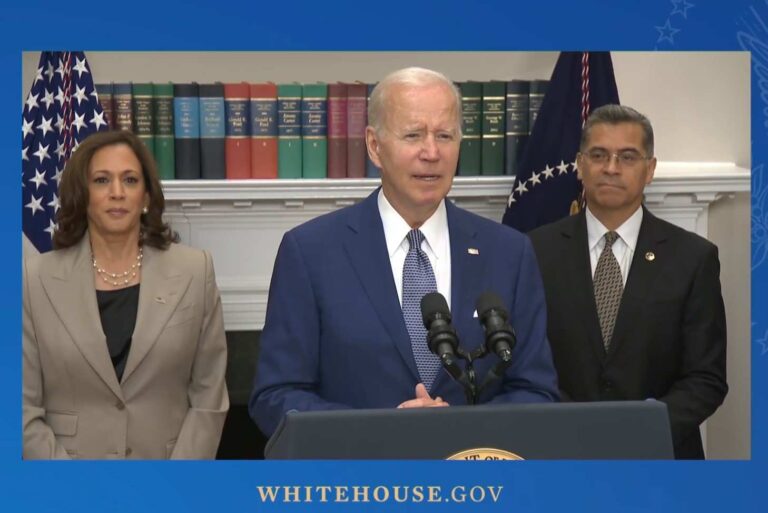 Presidente Biden firma orden ejecutiva que protege derecho al aborto