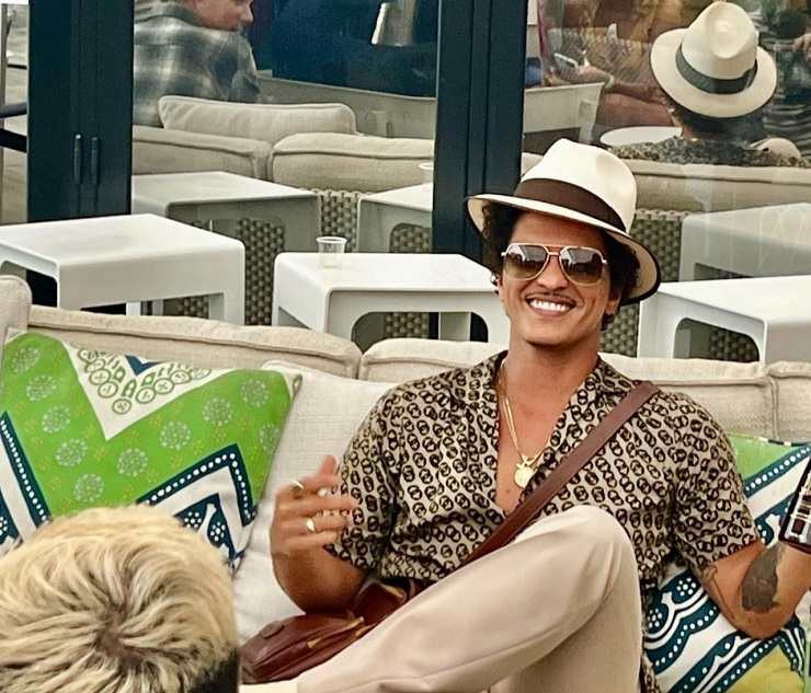 Bruno Mars comparte con fanáticos en Charlotte