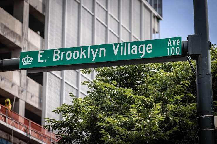 El nuevo letrero de Brooklyn Village Avenue