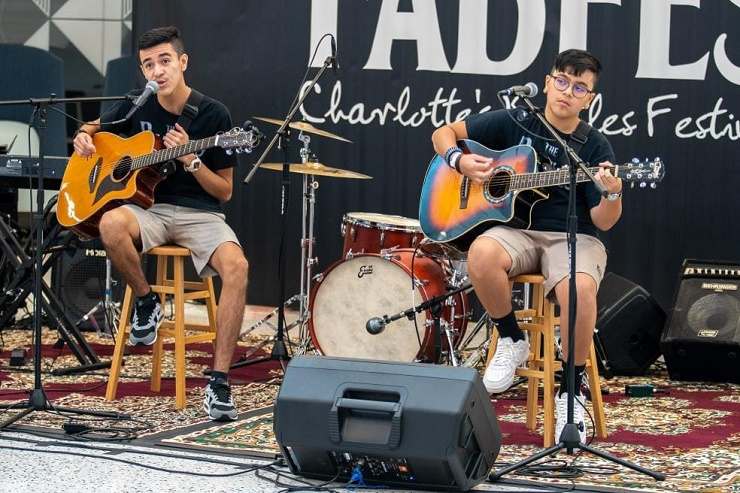 Hermanos latinos ganan concurso musical tributo a The Beatles