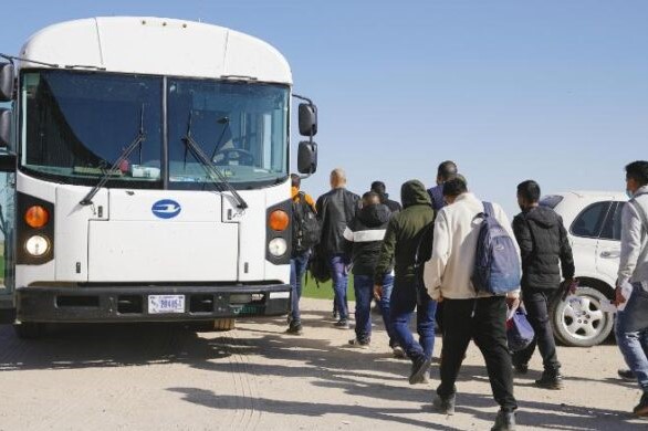Abbott cambia destino de autobuses con migrantes indocumentados