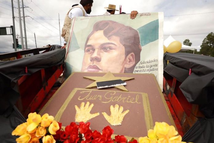 Arriba Juárez homenaje a seis años de la partida Juan Gabriel