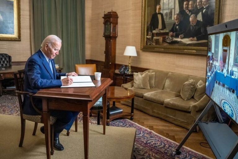 Biden firma orden que protege viajes para abortos