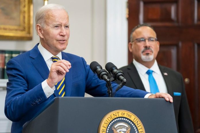 Biden reinicia las reglas de protección de DACA para los soñadores