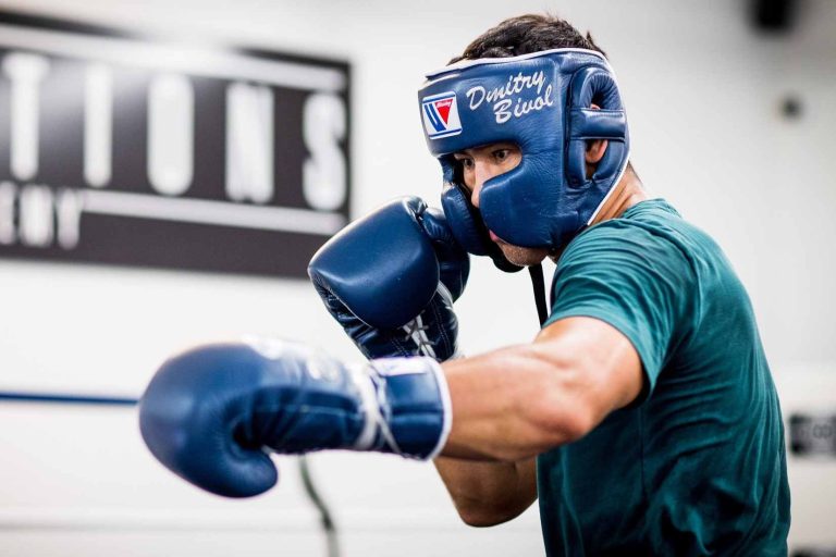 Campeón semipesado Dmitri Bivol a la carga contra dos mexicanos