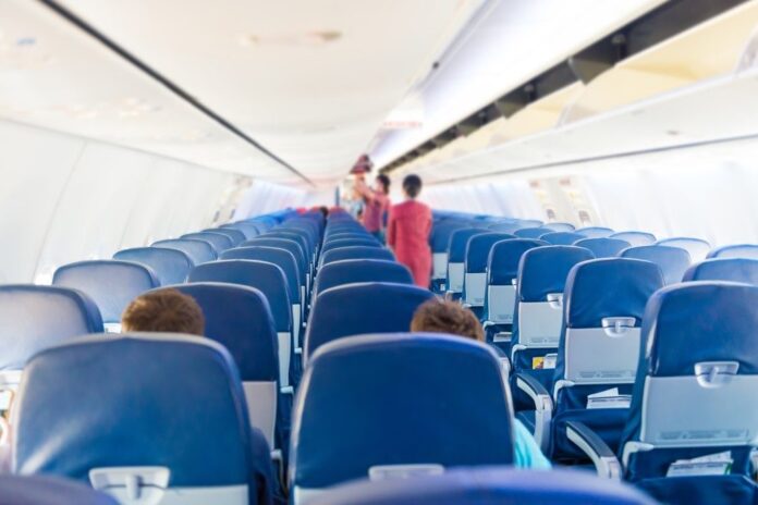 FAA recibirá comentarios sobre dimensiones de asientos de los aviones