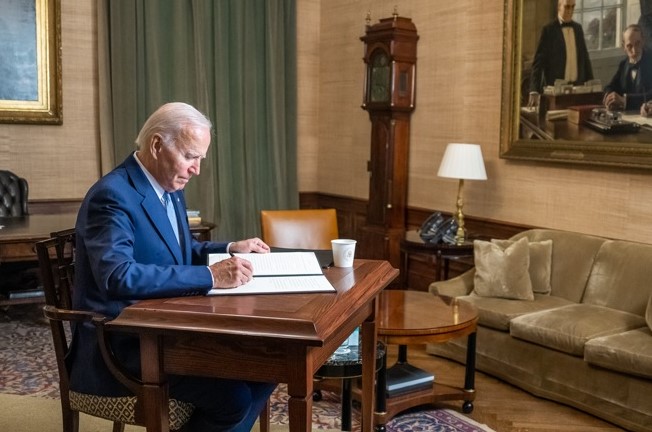 Presidente Biden perdonará deuda estudiantil