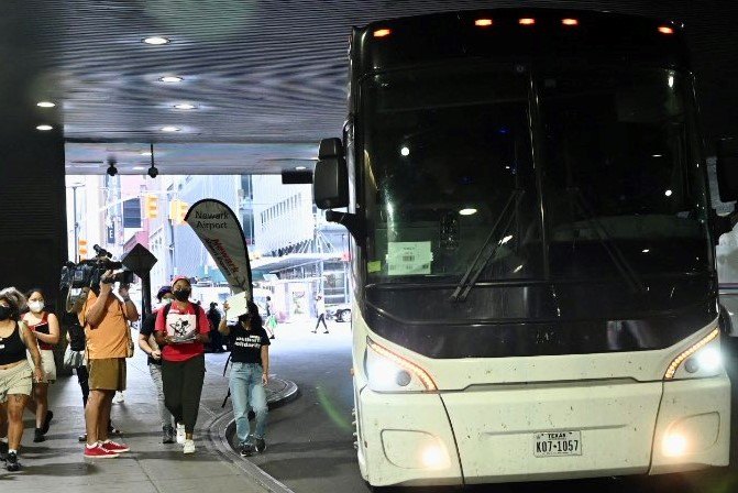 Siguen llegando autobuses de inmigrantes indocumentados a NYC