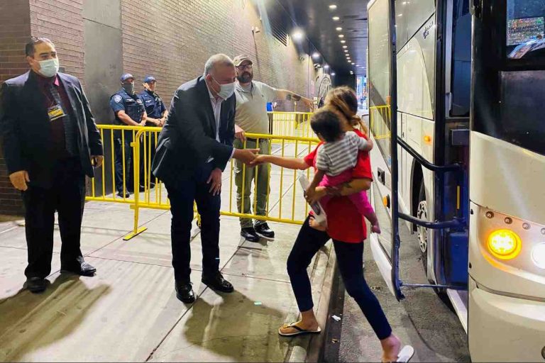 Siguen y «seguirán» llegando autobuses con inmigrantes a NYC