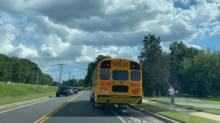 Autobuses escolares en las calles antes de inicio de clases