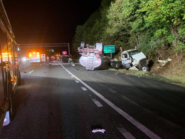 Cierre de I-77 por choque que involucra a camión cisterna