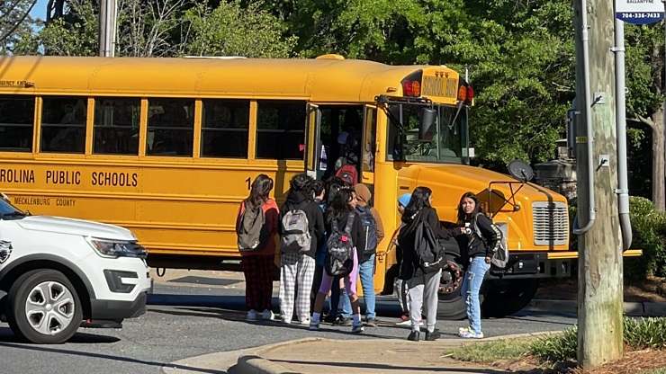 Estudiantes están de vuelta a clases en Charlotte