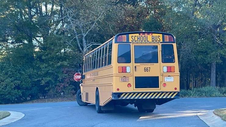 Estudiantes heridos en vuelco de autobús escolar