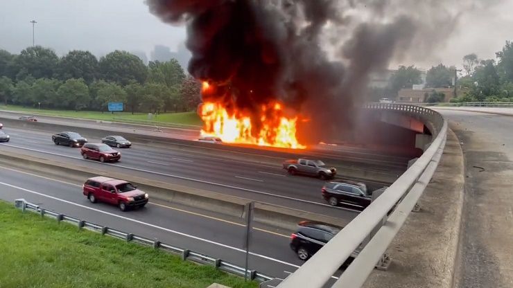 Incendiado camión que transportaba carne en la I-77N