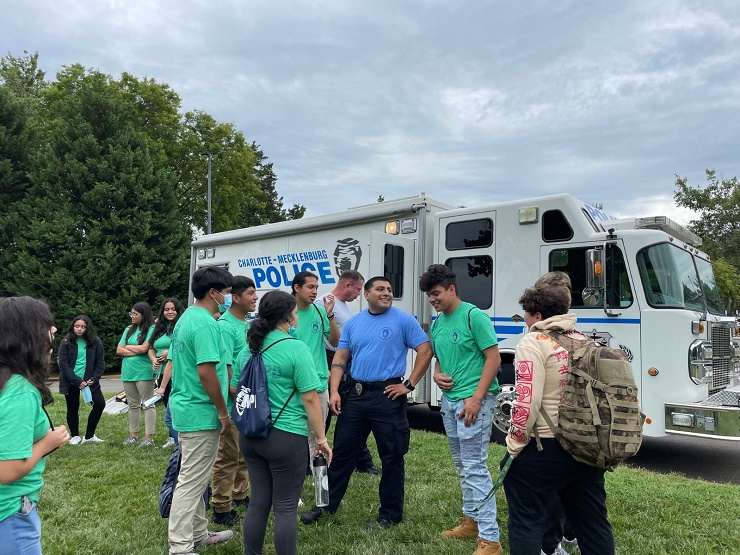 Jóvenes hispanos aprenden en programa de CMPD