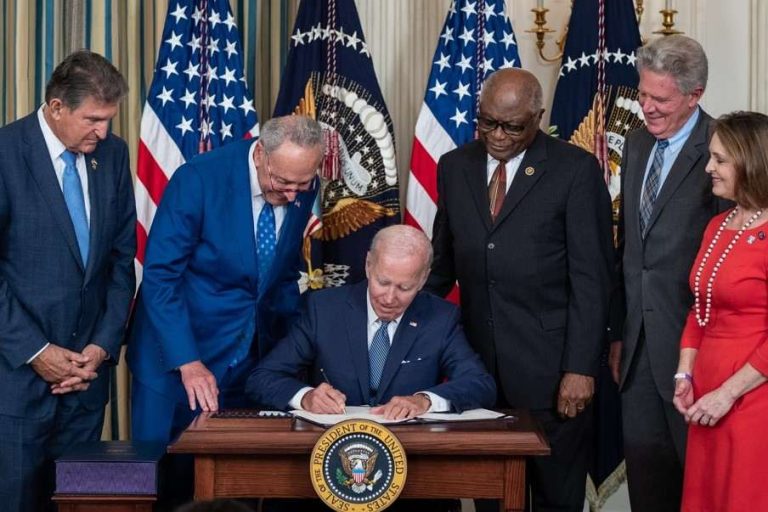 Biden firma orden ejecutiva para inversiones extranjeras