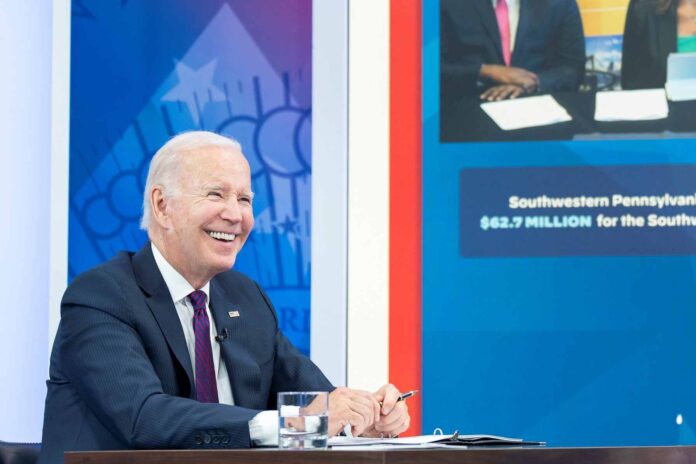 Biden revocó la normativa de carga pública para inmigrantes