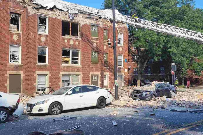 Explosión de edificio deja ocho hospitalizados