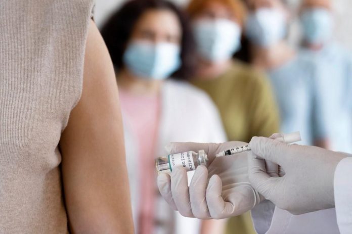 FDA aprueba refuerzo de vacunas de Moderna y Pfizer-BioNTech