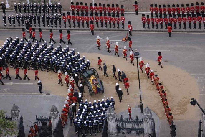 Isabel II llega al castillo de Windsor para ser enterrada