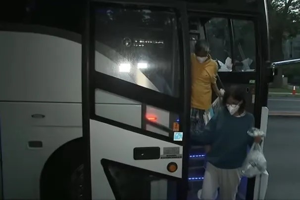 Llegaron autobuses con inmigrantes a residencia de Kamala Harris