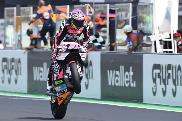 Piloto español se impone en la Moto2