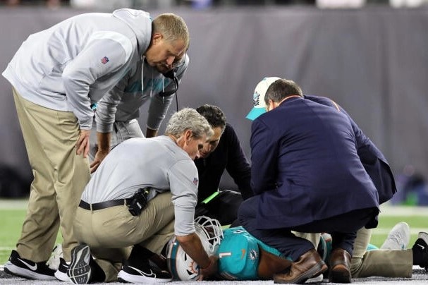 Quarterback de los Miami Dolphins fue retirado en camilla