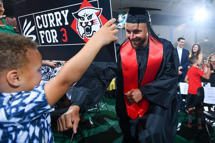 Stephen Curry en el Salón de la Fama de Davidson College