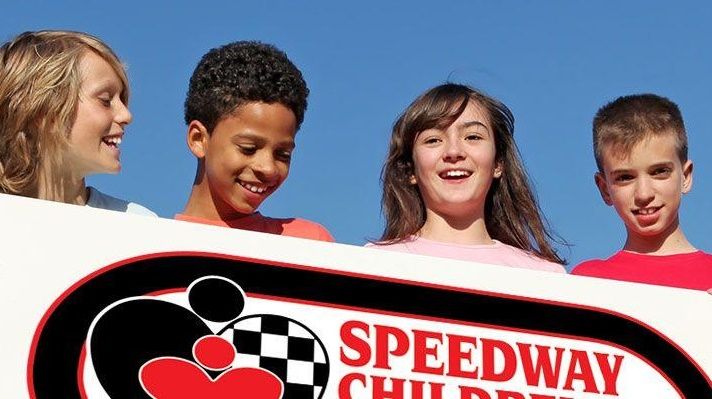 Subasta de Speedway ayuda a niños necesitados