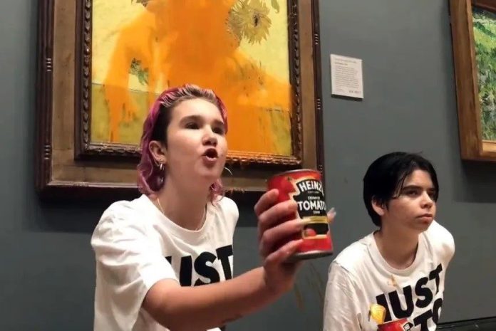 Activistas arrojaron sopa contra Los Girasoles de Van Gogh
