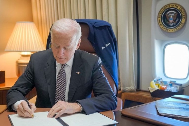 Biden perdonará a condenados por posesión de marihuana