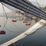 En la India se derrumbó puente colgante con centenas de personas
