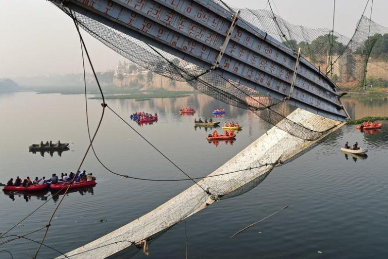 En la India se derrumbó puente colgante con centenas de personas