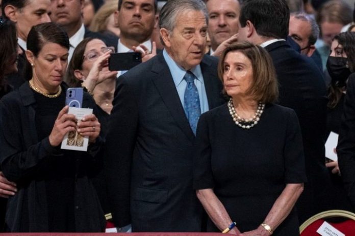 Esposo de Nancy Pelosi fue asaltado violentamente