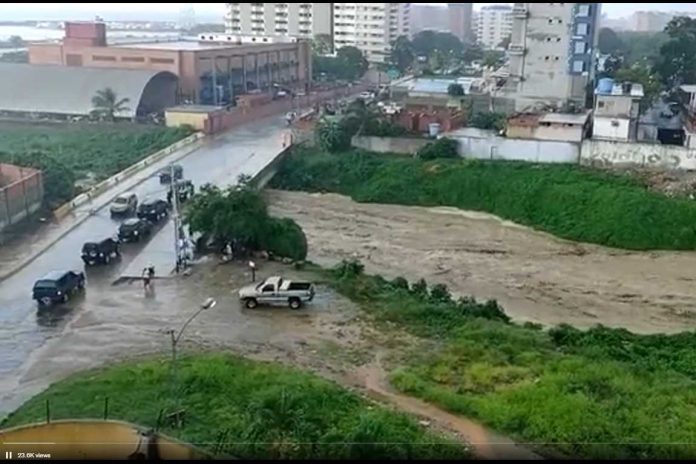 Fuertes lluvias en La Guaira, Venezuela provoca desalojos