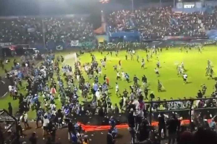 Violencia en estadio de indonesia deja 125 muertos
