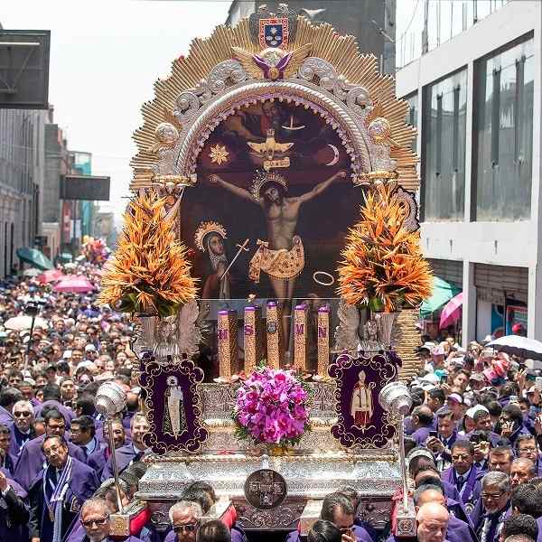 peruanos-celebran-procesion-del-senor-de-los-milagros